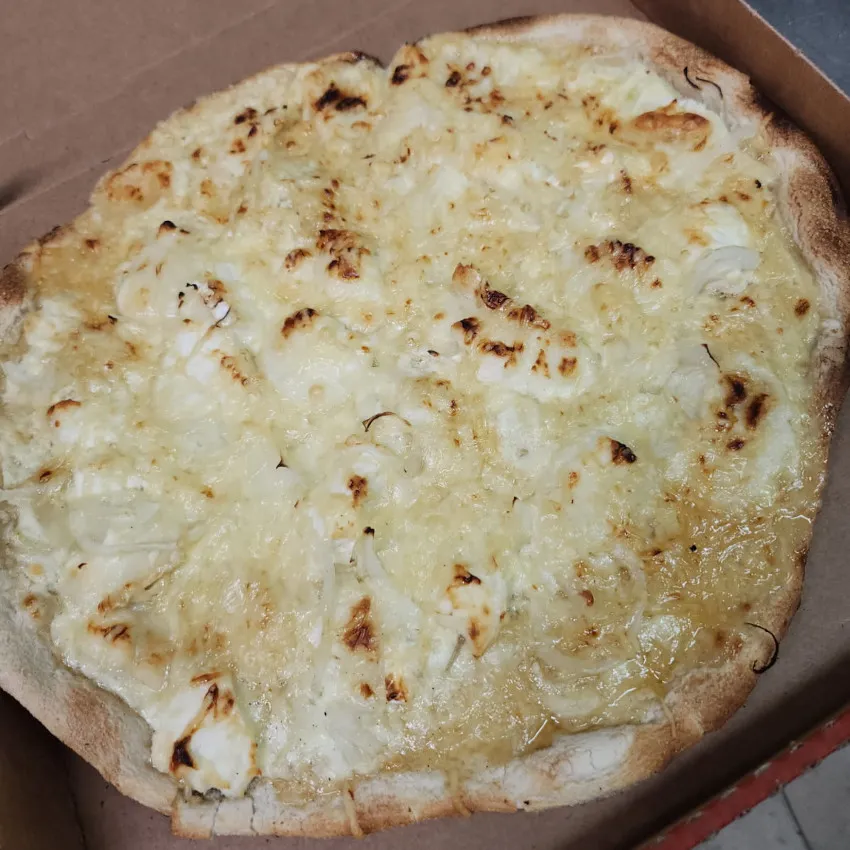 Pizza à composer base crème de la Pizzeria La Flambée de Thierry