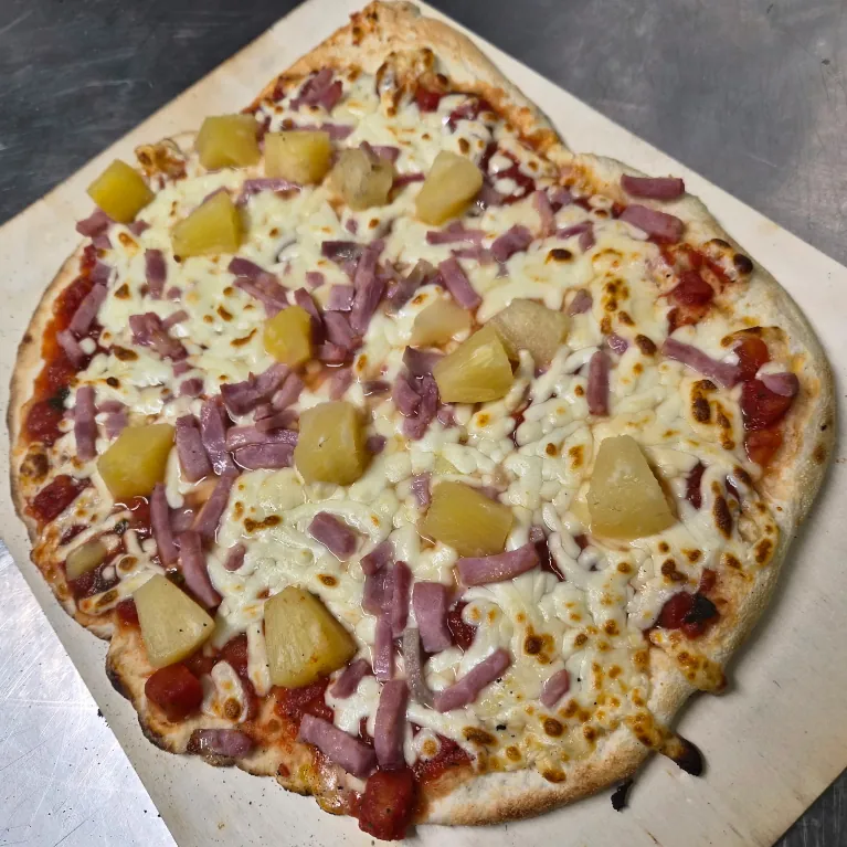 Pizza traditionnelle artisanale l'Hawaïenne de la Pizzeria La Flambée de Thierry