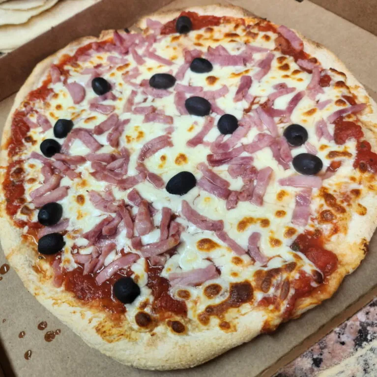 Pizza traditionnelle artisanale la Marguerite de la Pizzeria La Flambée de Thierry