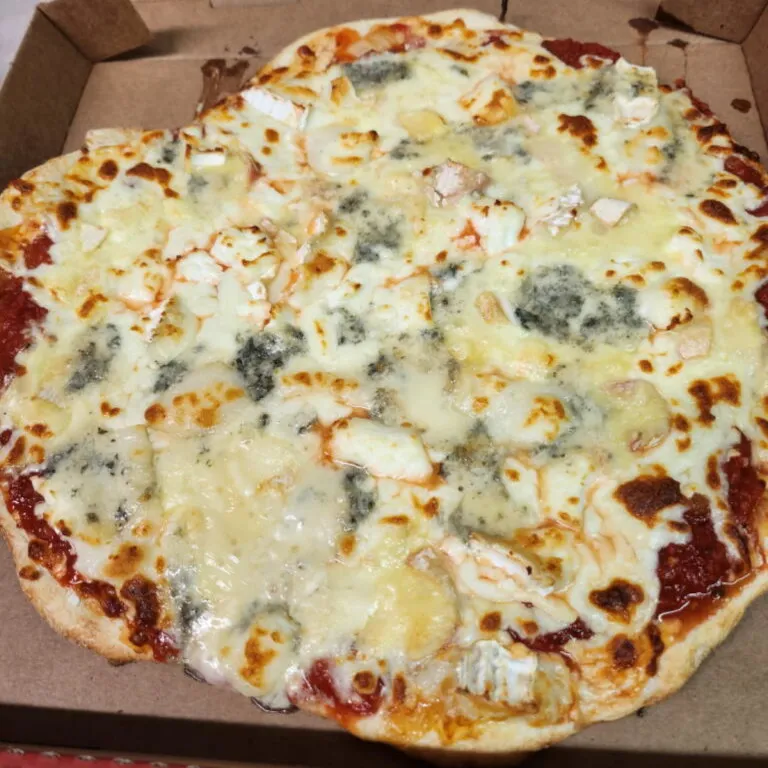 Pizza traditionnelle artisanale la Quatre Fromages de la Pizzeria La Flambée de Thierry
